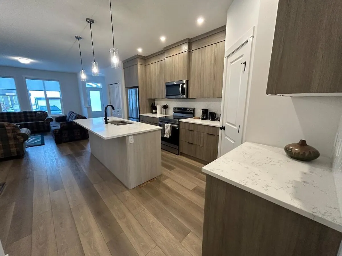 Seton Villas 5Bed Hse Including Basement & Kingbed Calgary Holiday home