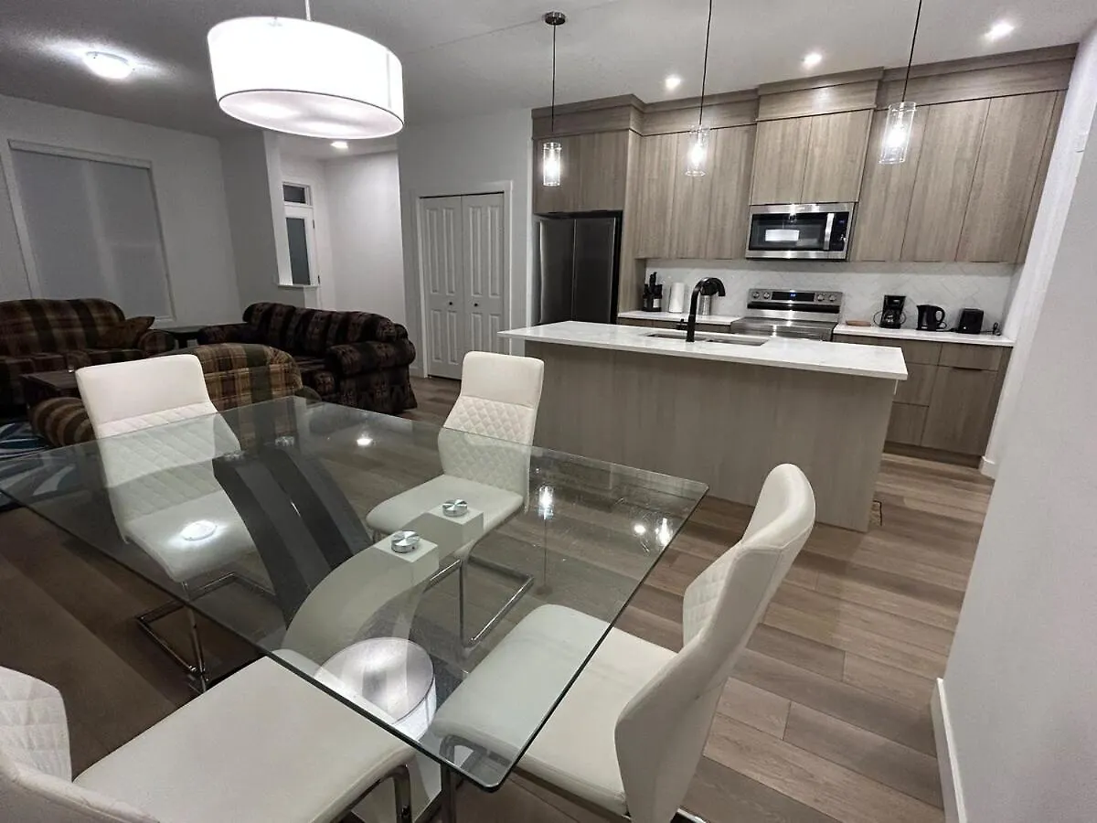 Seton Villas 5Bed Hse Including Basement & Kingbed YYC 0*,  Canadá