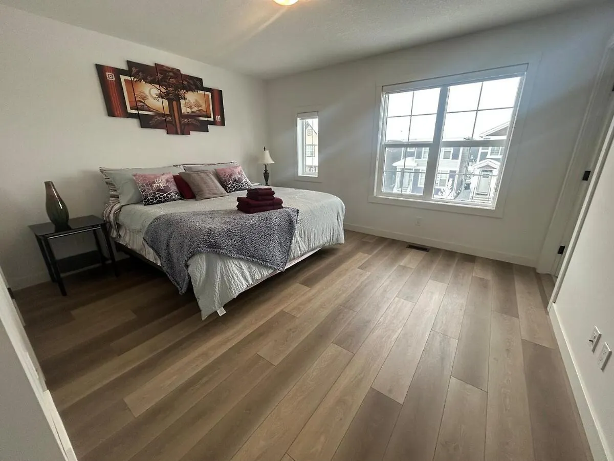 Seton Villas 5Bed Hse Including Basement & Kingbed YYC 0*,  Canadá